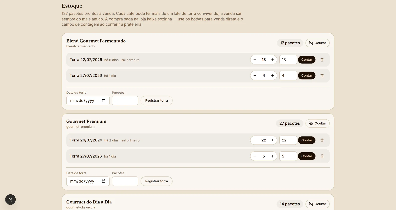 Tela de estoque da Aya: cada café com os pacotes contados por data de torra, o lote mais antigo marcado para sair primeiro