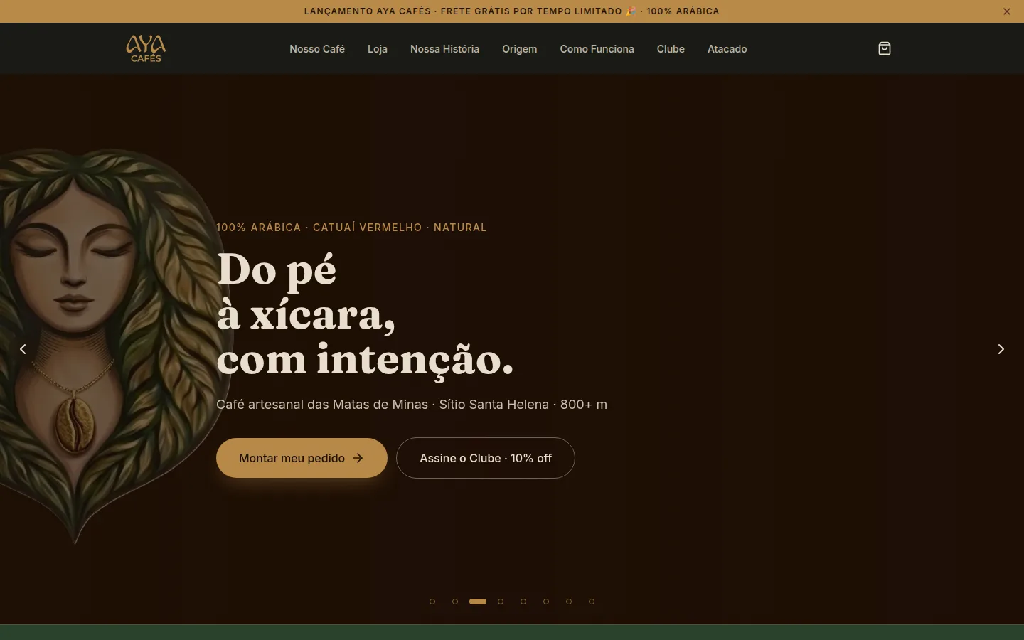 A página inicial de ayacafes.com no computador: "Do pé à xícara, com intenção", com os botões para montar o pedido e assinar o clube